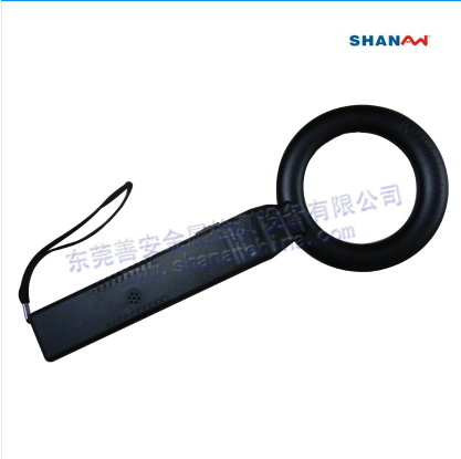 挖出炮彈，金屬探測(cè)儀不停的“滴滴”發(fā)出警報(bào)